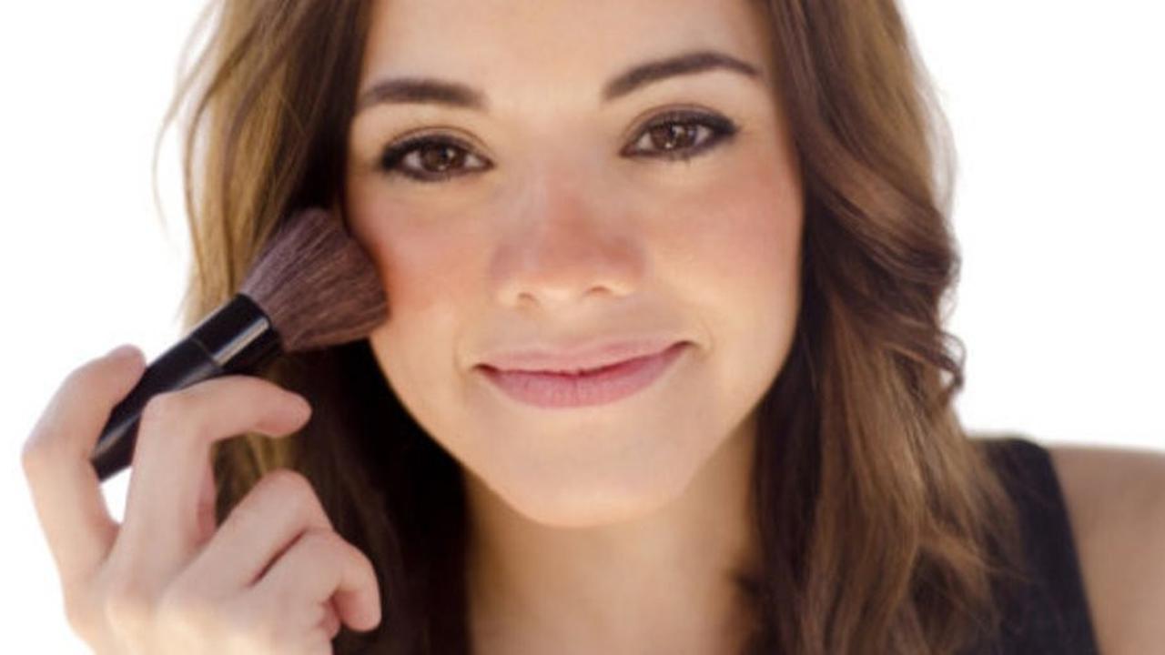 Cara Mengaplikasikan Blush On Agar Wajah Terlihat Natural