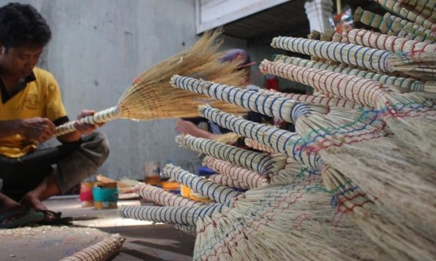 Potensi Usaha Kerajinan Sapu Ijuk Bagi Masyarakat Lokal
