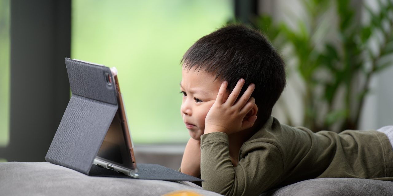 Dampak Screen Time Berlebihan Pada Anak: Cara Mengatasinya