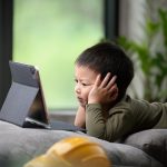 Dampak Screen Time Berlebihan Pada Anak: Cara Mengatasinya