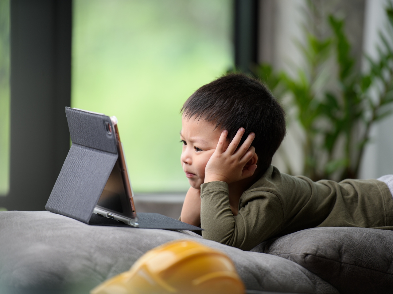 Dampak Screen Time Berlebihan Pada Anak: Cara Mengatasinya