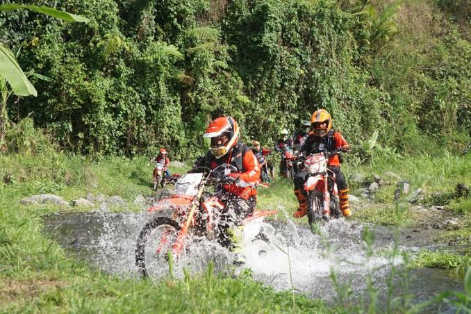Menjelajah Medan Menantang dengan Motor Trail Di Alam