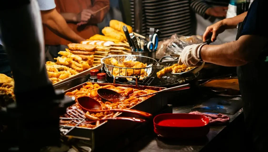 Kuliner Jalanan: Kreativitas Pedagang Dalam Menarik Konsumen