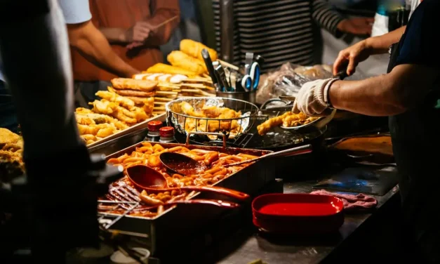 Kuliner Jalanan: Kreativitas Pedagang Dalam Menarik Konsumen