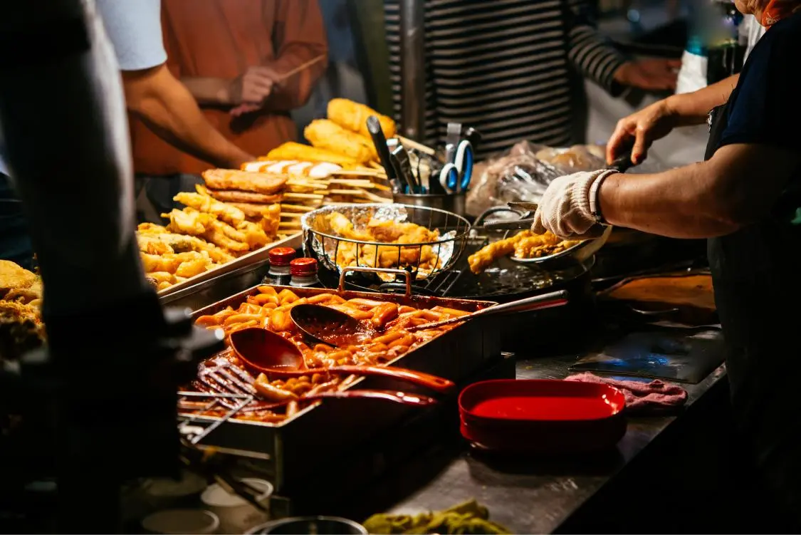 Kuliner Jalanan: Kreativitas Pedagang Dalam Menarik Konsumen